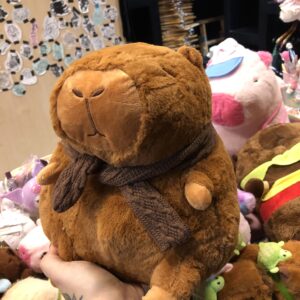 Peluche carpincho capybara con bufanda 35cm