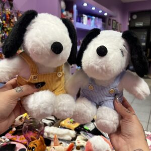 Peluche Snoopy con jardinerito 22cm