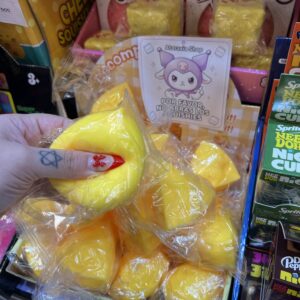 Squishy queso triangular